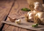 Does garlic repel snakes