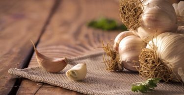 Does garlic repel snakes