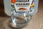 Does vinegar keep snakes away
